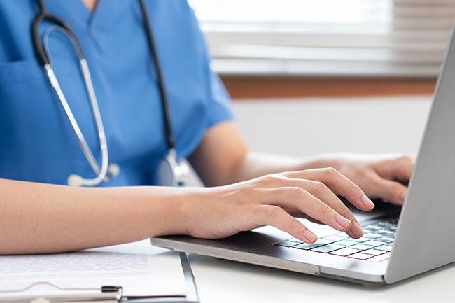 doctor nurse using laptop